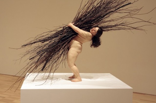 ron_mueck-mulher-gravetos-rita_heroina